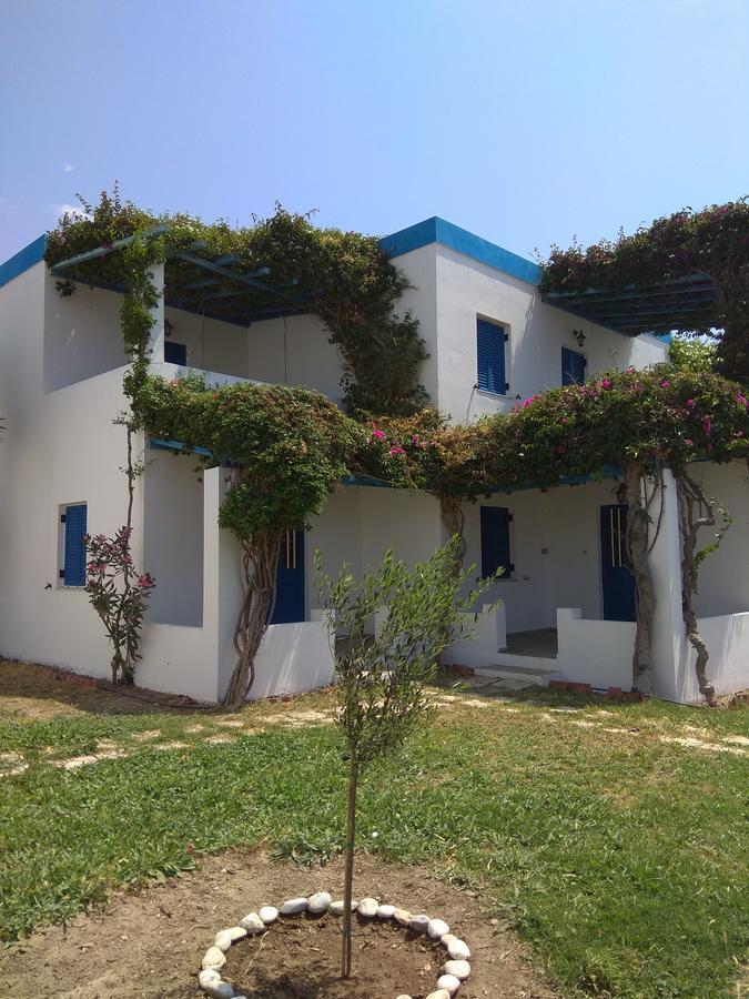 Amfitrion Hotel Vári Exterior foto