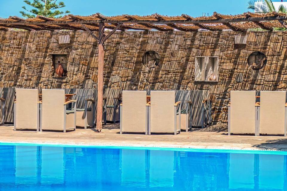 Amfitrion Hotel Vári Exterior foto
